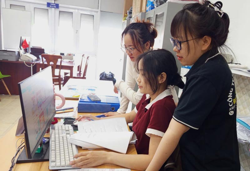 Miembros del Sindicato de Khánh Hòa acceden por primera vez a los beneficios digitales de los regalos del Tet del Sindicato. Foto: Phương Linh