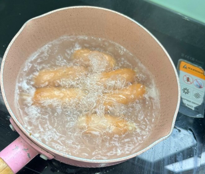 Sausages are one of the dishes not to eat in the morning to improve kidney function. Photo: Tuan Dat.