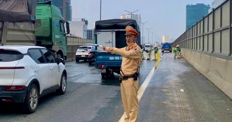 Vỡ thùng xe đầu kéo, bùn đất tràn ra Vành đai 3