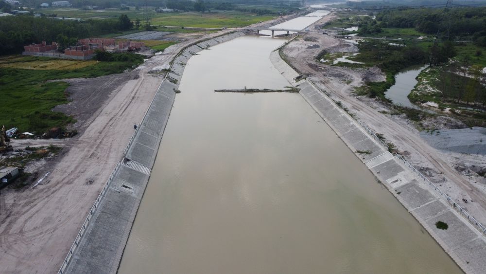 El proyecto de hormigonado de Suoi Cai de casi 5.9 billones de VND está a punto de completar los primeros 6 km. Foto: Dinh Trong