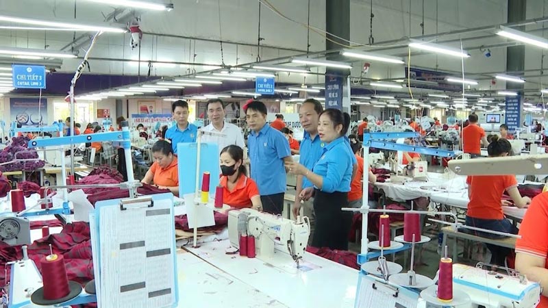 Los líderes de la Federación Laboral de la provincia de Quang Tri captan la vida de los trabajadores en las empresas. Foto: Thanh Trung