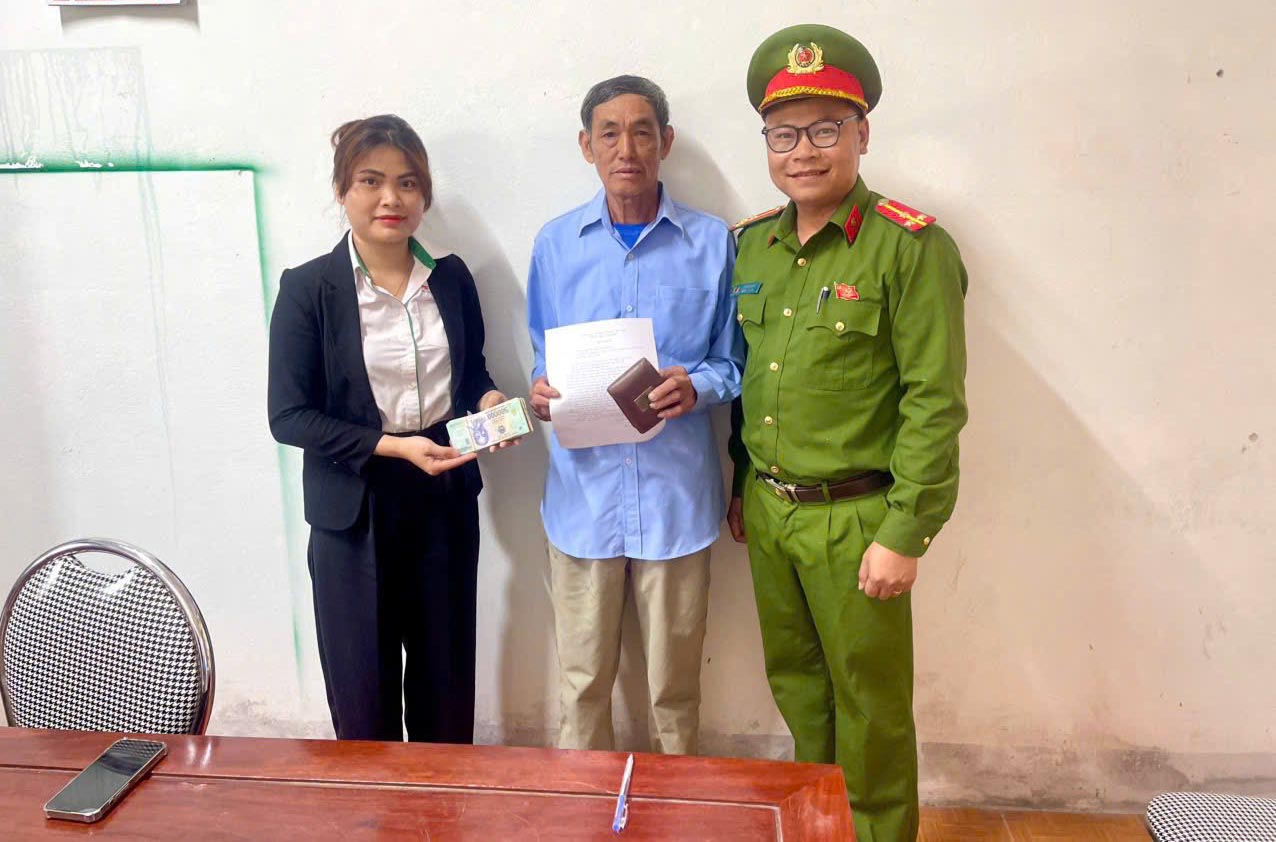 Ms. Tham returns money to the person who dropped it. Photo: Ha Tinh Police