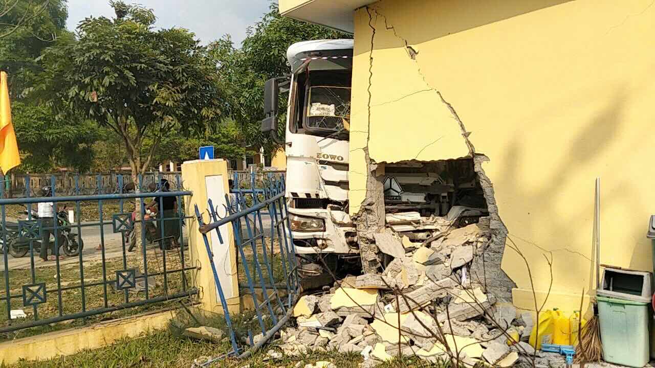 Scene of the accident caused by the tractor-trailer. Photo: T. Hieu.