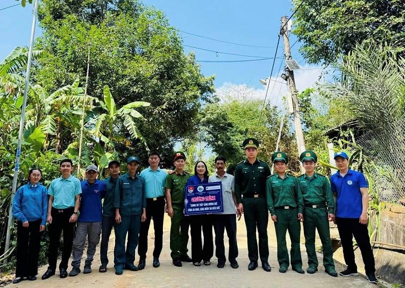 Đoàn phường Sa Huỳnh, Chi đoàn Đồn Biên phòng Sa Huỳnh và Chi đoàn Ngân hàng Agribank Chi nhánh Sa Huỳnh triển khai Mô hình “Chung tay thắp sáng đường quê - vững an ninh, sáng niềm tin biên giới”. Ảnh: Biên phòng Quảng Ngãi
