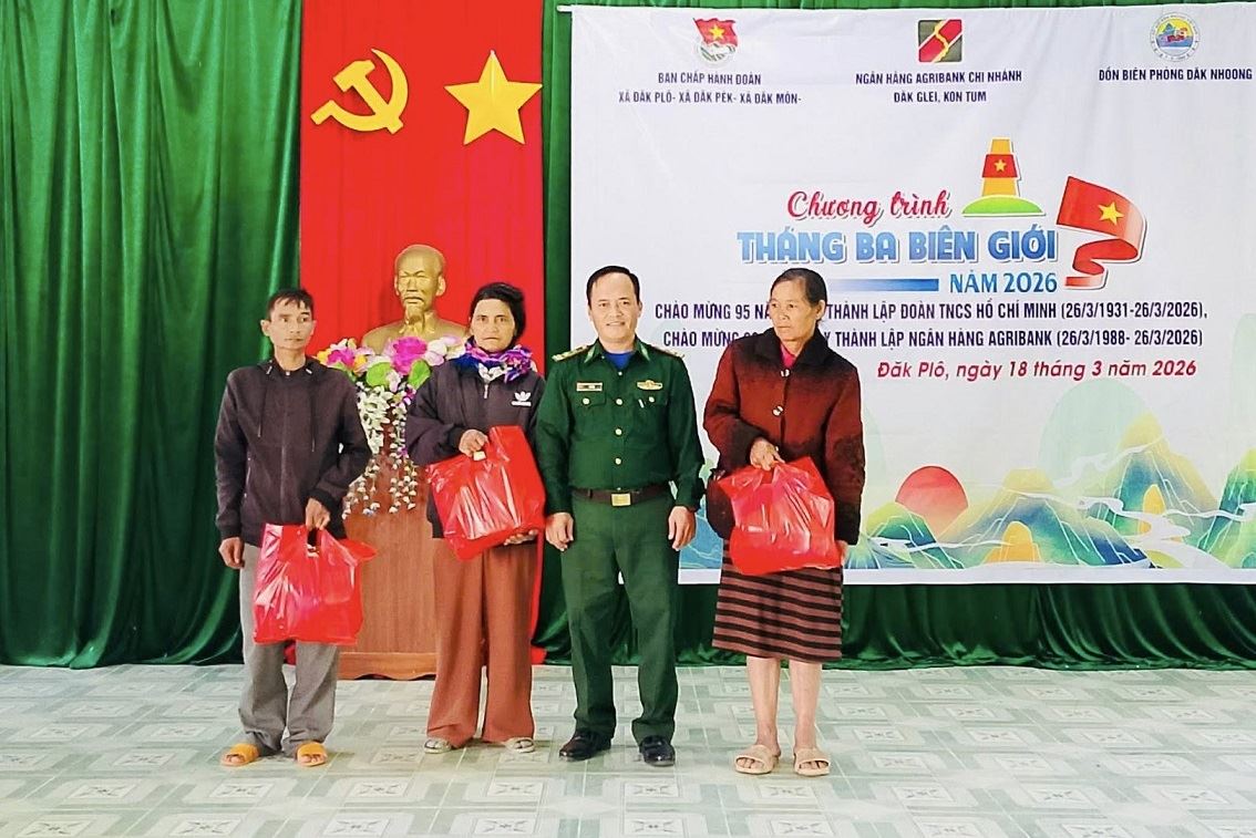 Dak Nhoong Border Guard Station Youth Union, Dak Nhoong, Dak Man, Dak Pek Commune Youth Union, Agribank Bank Dak Glei branch organized gift giving to households in difficult circumstances. Photo: Quang Ngai Border Guard