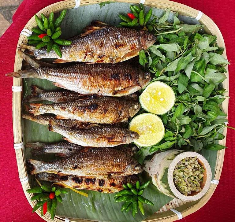 구운 잉어, 꽝응아이 특산물. 사진: 반안