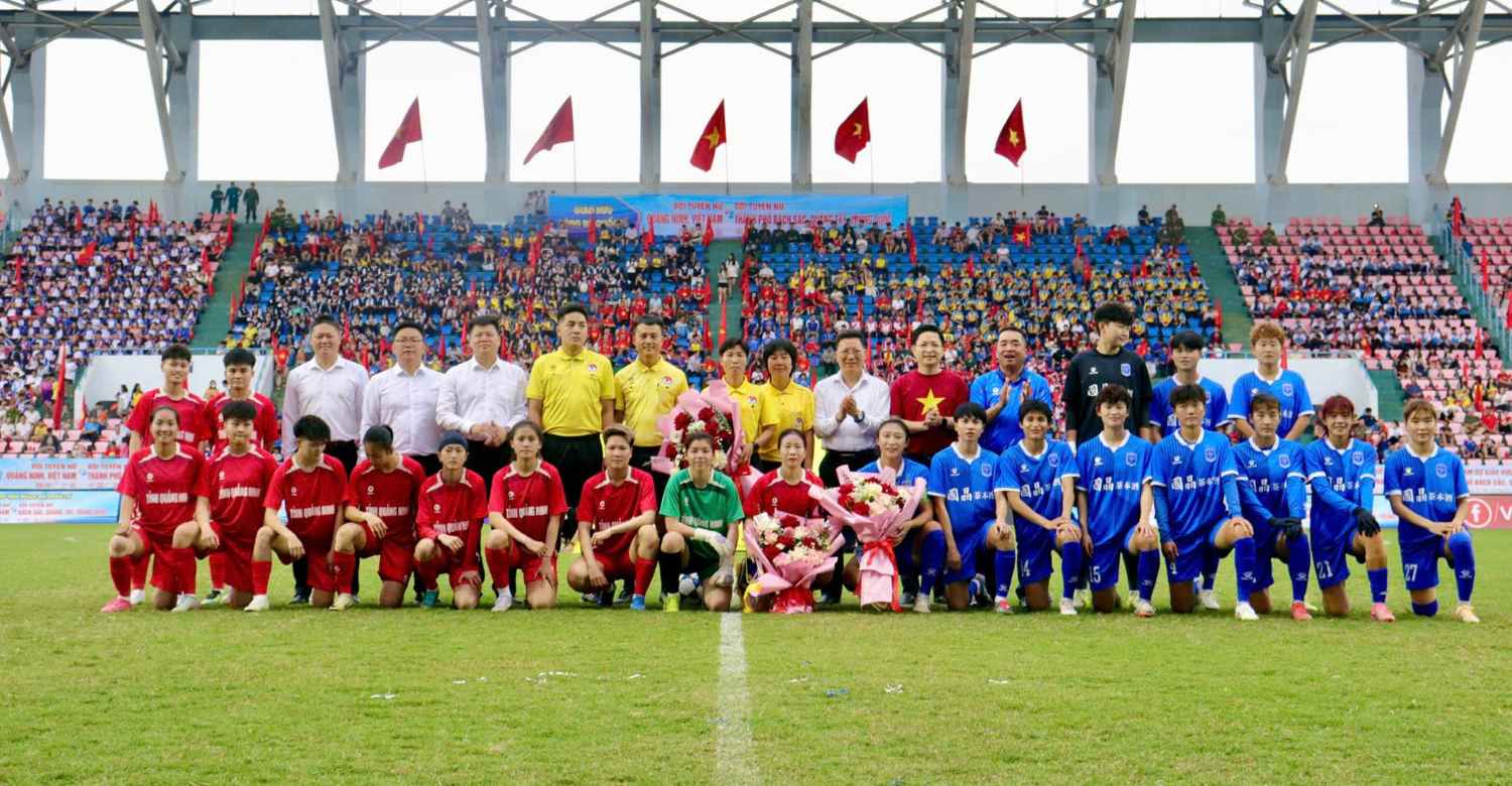 Female players of the 2 teams take souvenir photos before the exchange match takes place. Photo: Thanh Tung