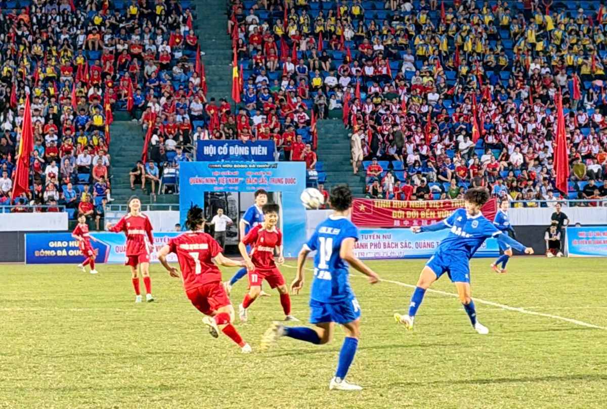 Các nữ cầu thủ đội Than - Khoảng sản Việt Nam và TP Bách Sắc, tỉnh Quảng Tây trên SVĐ Cẩm Phả. Ảnh: Thanh Tùng