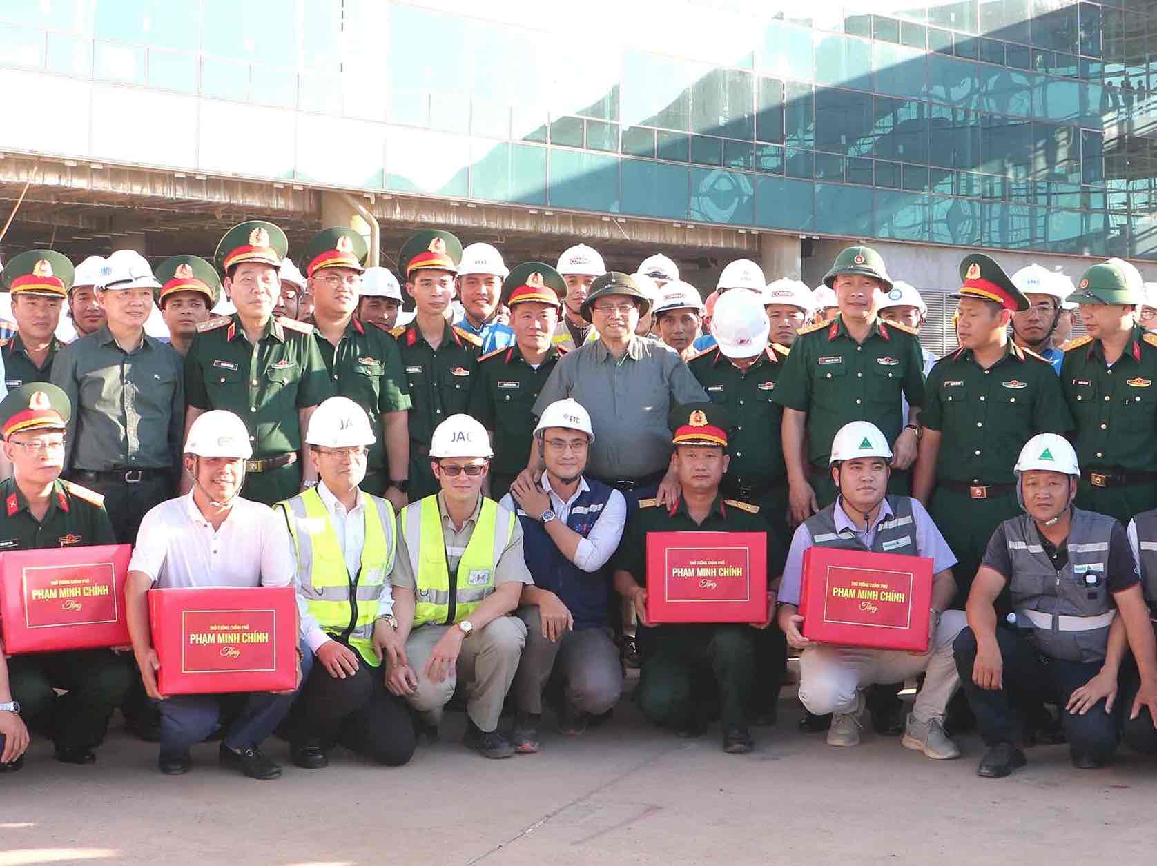Prime Minister Pham Minh Chinh presents gifts to officials, engineers, and workers constructing at the Long Thanh airport project. Photo: HAC