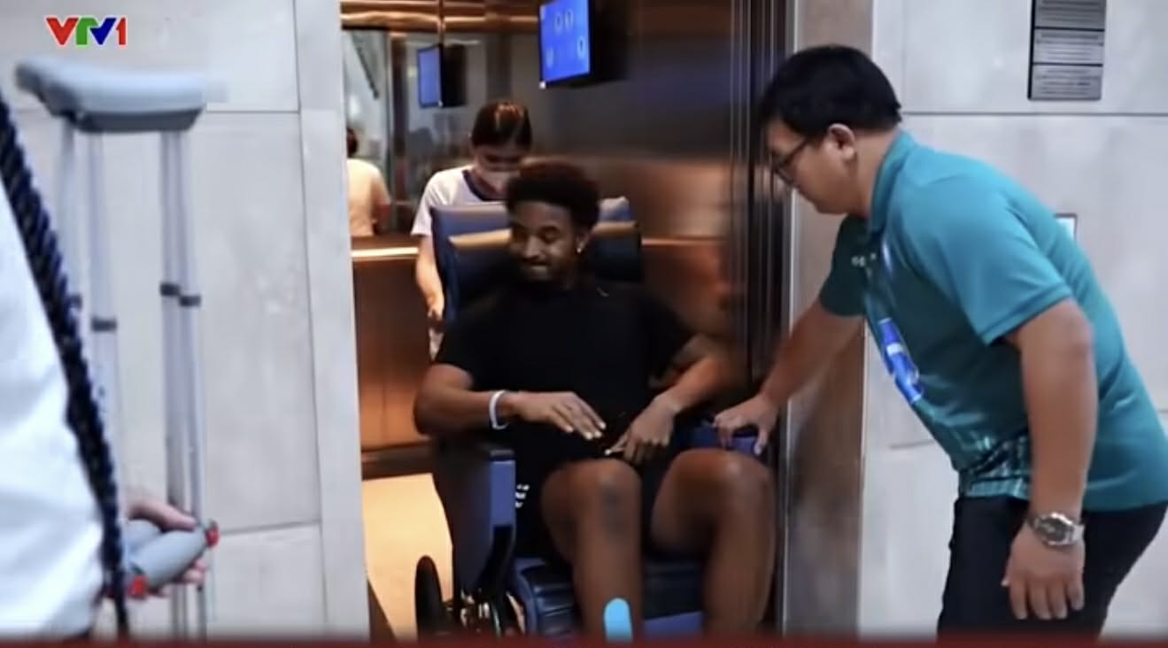 Khoảnh khắc Xuân Son trước khi vào phòng mổ. Ảnh: Cắt từ video