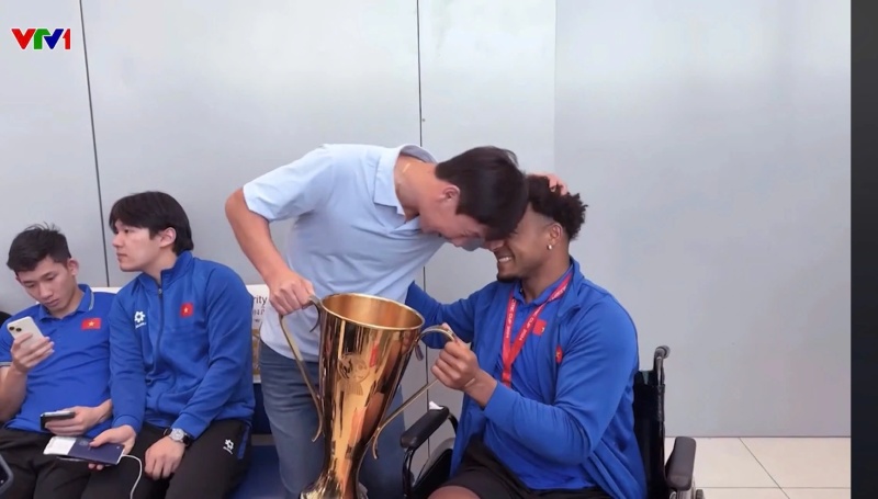 Huấn luyện viên Kim Sang-sik trao cúp cho Xuân Son tại sân bay sau chức vô địch ASEAN Cup, thời điểm anh chấn thương nặng. Ảnh: Cắt từ video