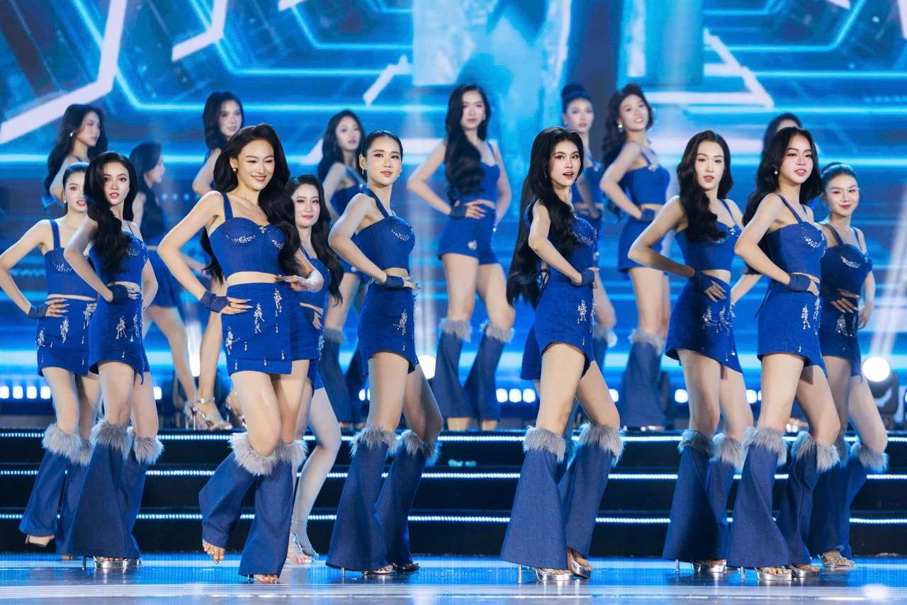 Các thí sinh Miss World Vietnam đồng diễn.