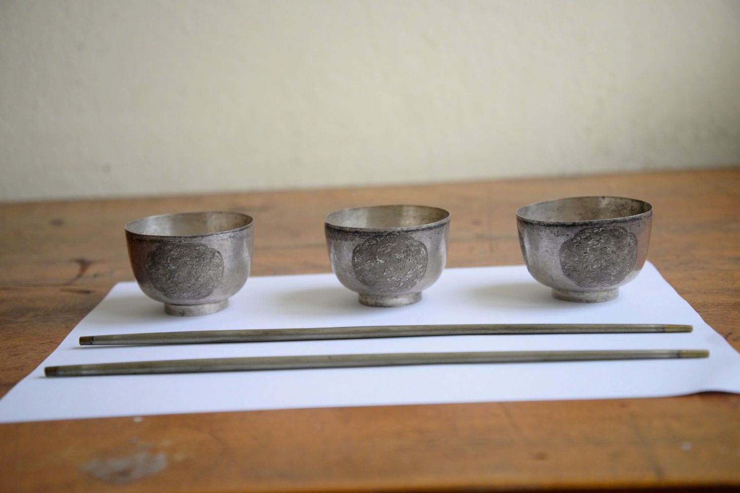 Chiếc đĩa ngọc và đôi đũa kim loại nghìn năm được lưu giữ và bảo quản nghiêm ngặt. Ảnh: Quách Du