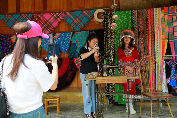 Tourists experience the community tourism culture village of Long village, Quai To commune, Dien Bien province. Photo: Quang Dat