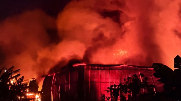 Warehouse in Hanoi catches fire fiercely at night. Photo: Dinh Hieu