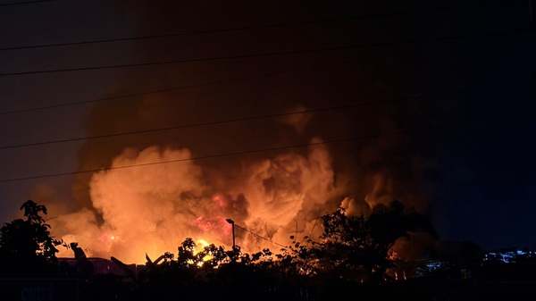 Cháy lớn xưởng gỗ đối diện Bệnh viện K Tân Triều trong đêm ở Hà Nội. Ảnh: Đình Hiếu