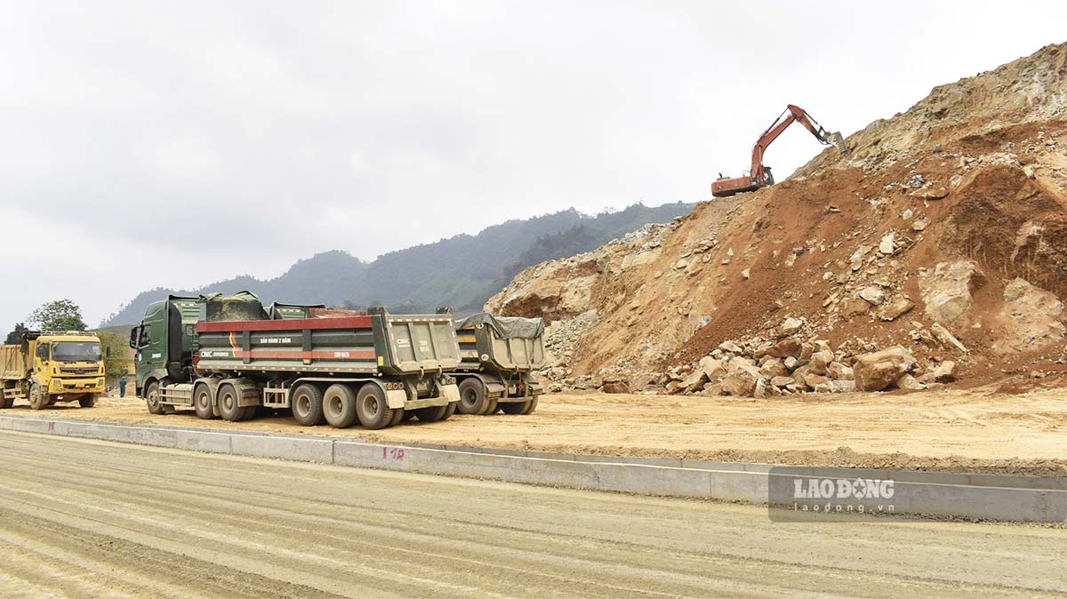 Các hạng mục đào đắp, san nền với khối lượng lớn tại khu tái định cư Trung Sơn.