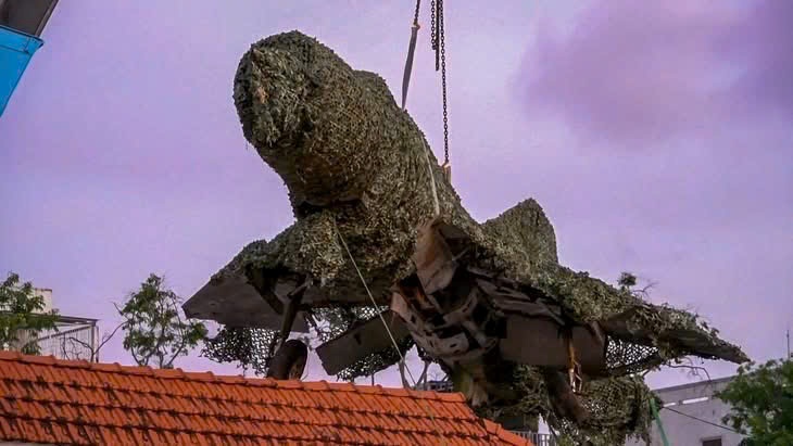 Chiếc máy bay MiG-21 bị bỏ quên tại Cà Mau sau phản ánh của Báo Lao Động đã được di dời, bảo quản. Ảnh: Nhật Hồ