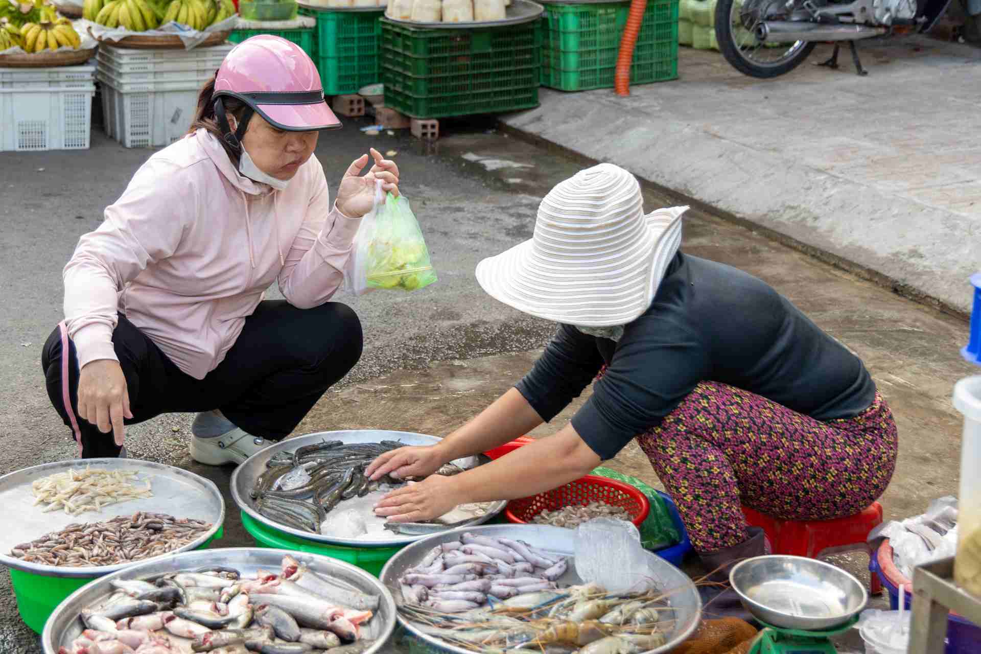 Small traders at traditional markets in Ho Chi Minh City proactively adjust goods sources, prioritizing products with reasonable prices to retain customers. Photo: Ngoc Le