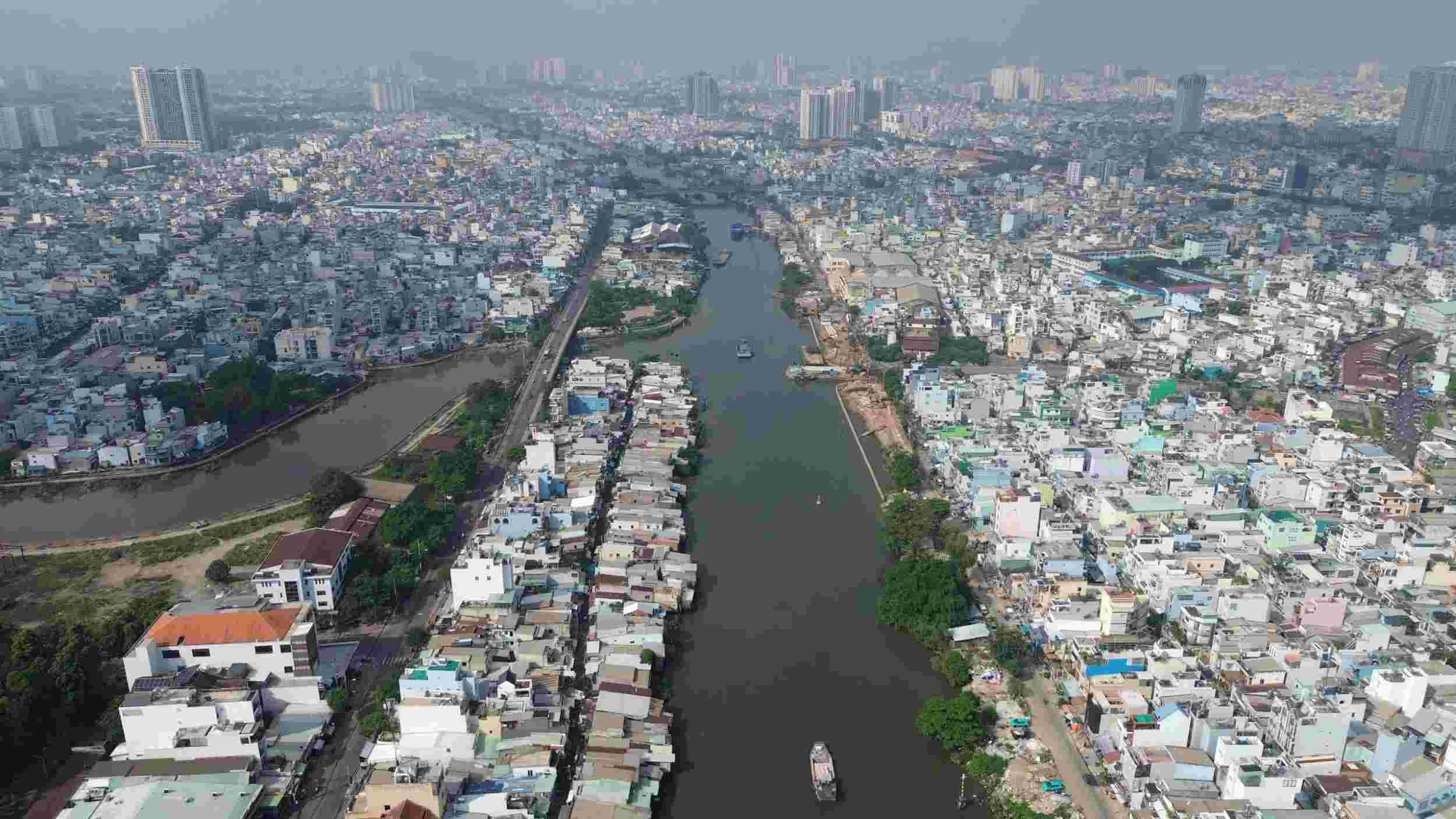 The project to renovate the North bank of Doi canal in Ho Chi Minh City is currently facing site clearance issues for 129 households. Photo: Anh Tu