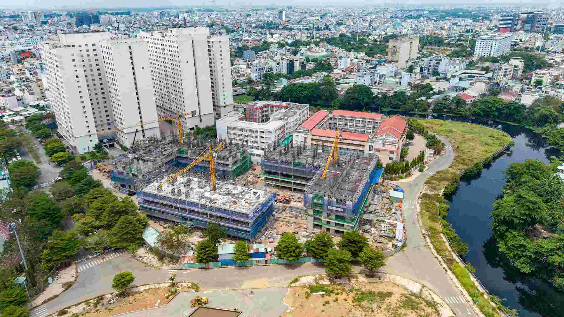  Dự án nhà ở xã hội số 4 Phan Chu Trinh (phường Bình Thạnh) đang thi công, phục vụ tái định cư dự án rạch Xuyên Tâm. Ảnh: Anh Tú