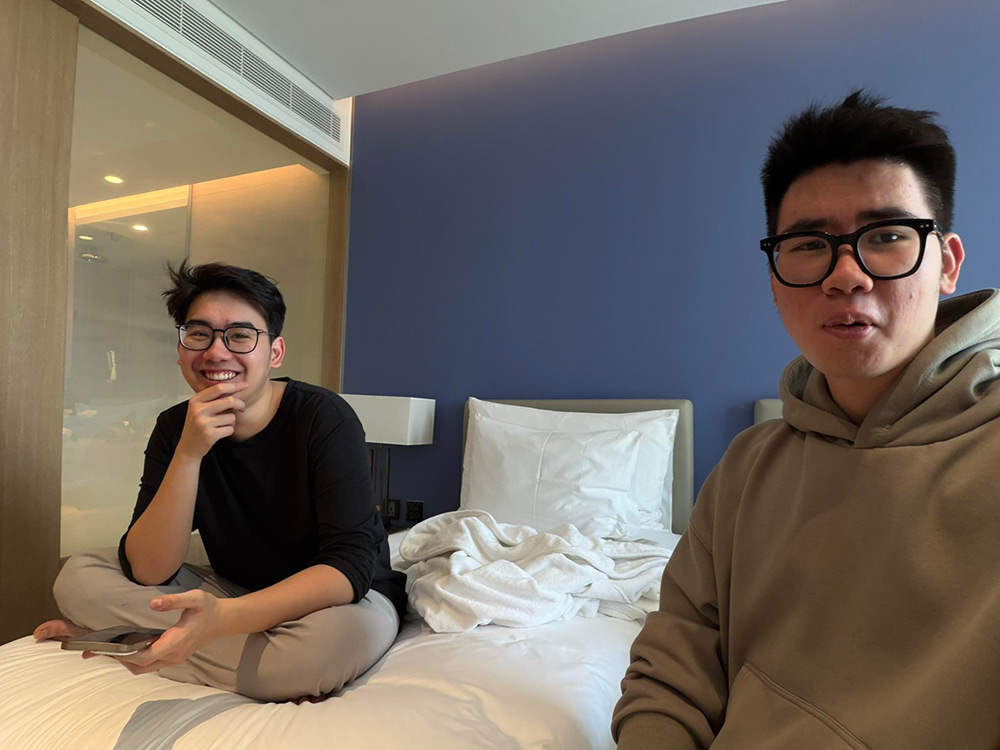 Duy An và một hành khách Việt khác được hãng hàng không bố trí ở khách sạn trong khi đợi thông báo mới về chuyến bay. Ảnh do nhân vật cung cấp