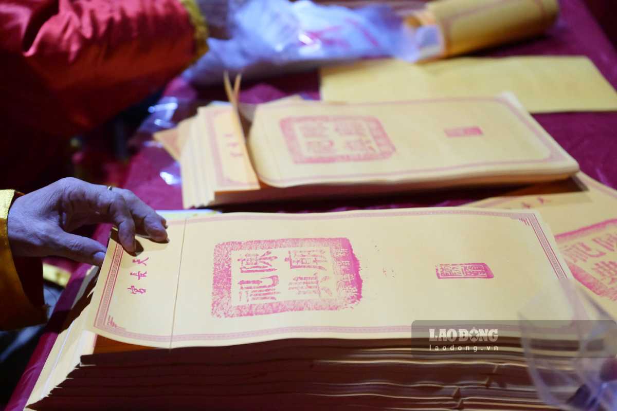 Bên trong khu vực phát ấn làm việc hết công suất. Ảnh: Hà Vi