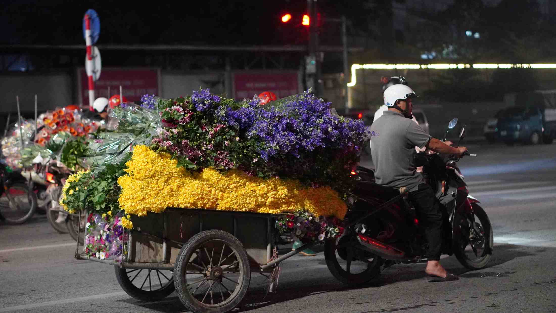 Những bó hoa được chuyển vội lên xe, kịp về các cửa hàng trước giờ trời sáng. Ảnh: Minh Vũ 