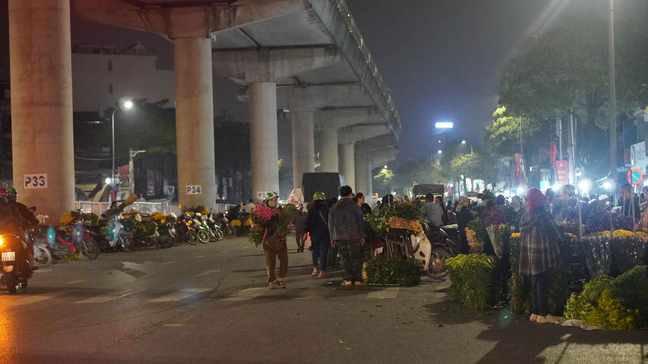 Những người bán tràn ra giữa đường gây mất an toàn. Ảnh: Minh Vũ 