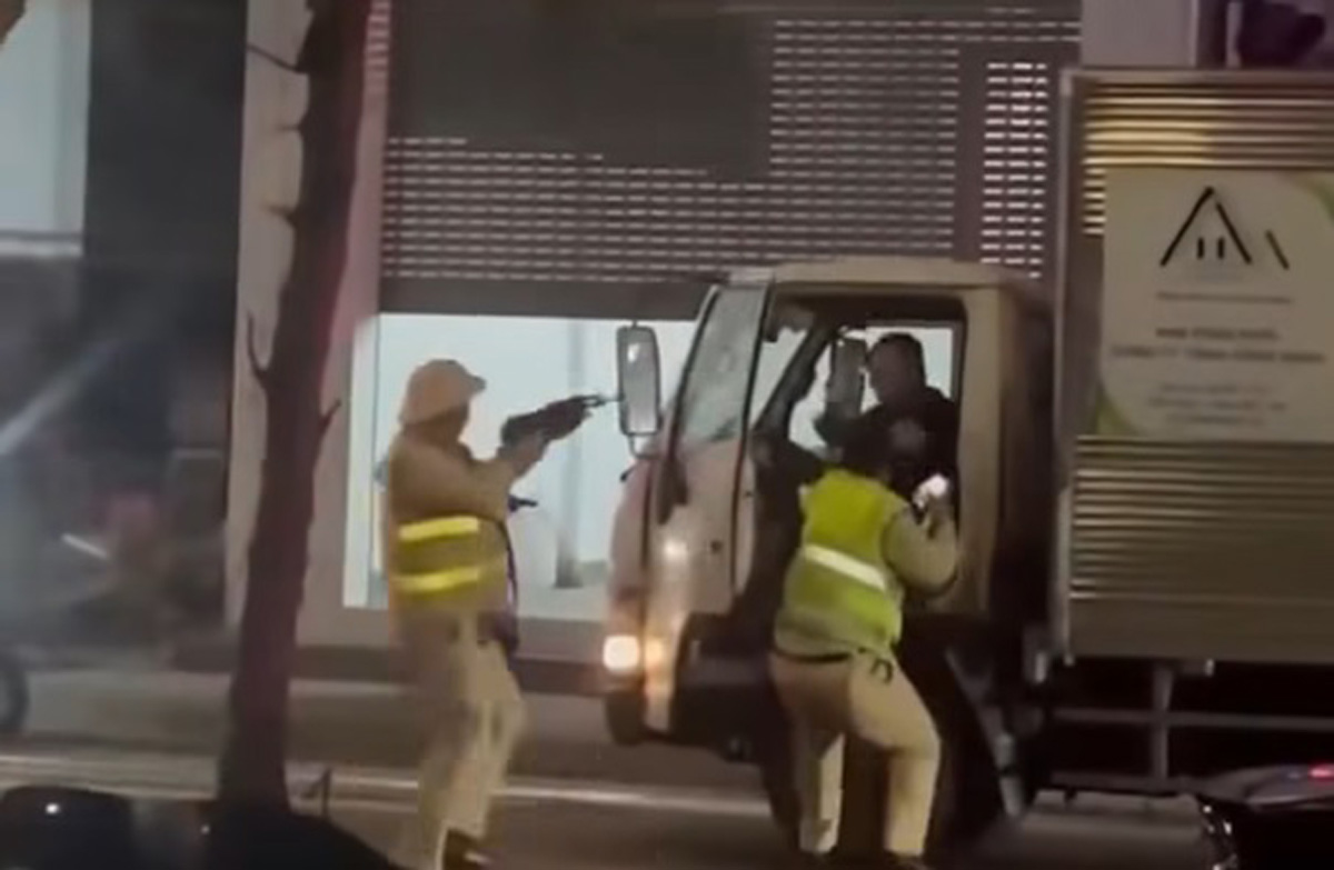 Lực lượng CSGT Quảng Ninh khống chế đối tượng. Ảnh: Diệu Hoàng