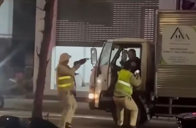 Tài xế không chấp hành kiểm tra nồng độ cồn, tông xe CSGT rồi bỏ chạy Tài xế không chấp hành kiểm tra nồng độ cồn, tông xe CSGT rồi bỏ chạy