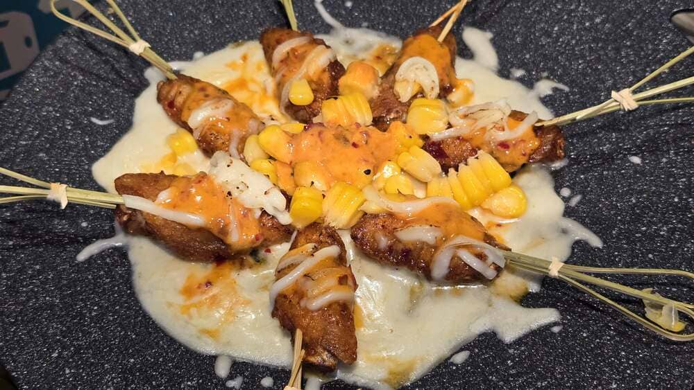 Make spicy chicken wings with corn cheese to treat merchants on International Women's Day 8. 3. Photo: Tuan Dat
