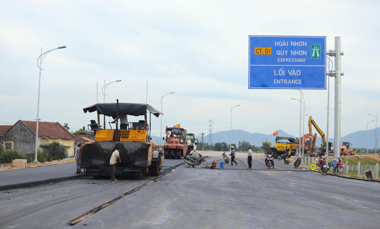 Regular management and maintenance of the expressway will increase safety for people and vehicles participating in traffic. Photo: Thanh Tuan