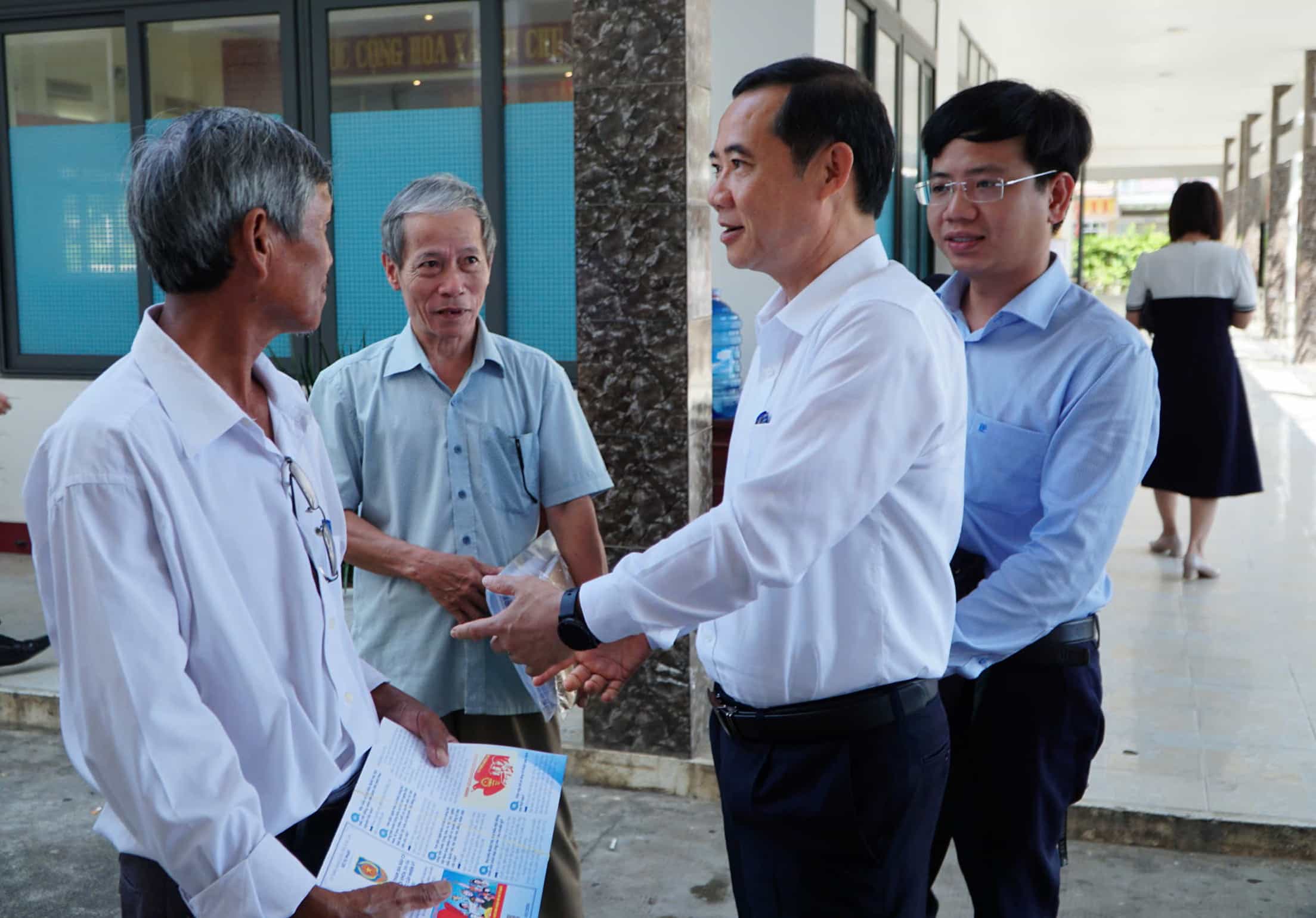 Dak Lak voters are interested in the National Assembly Deputy election. Photo: Huu Long