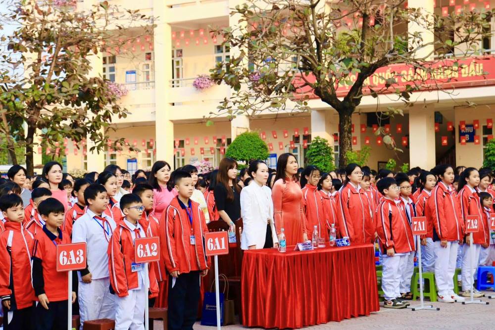 Quang Ninh Provincial People's Committee requests an early enrollment plan for parents and students to prepare. In the photo are teachers and students of Nguyen Trai Secondary School, Viet Hung Ward, Quang Ninh province. Photo: Nguyen Trai Secondary School