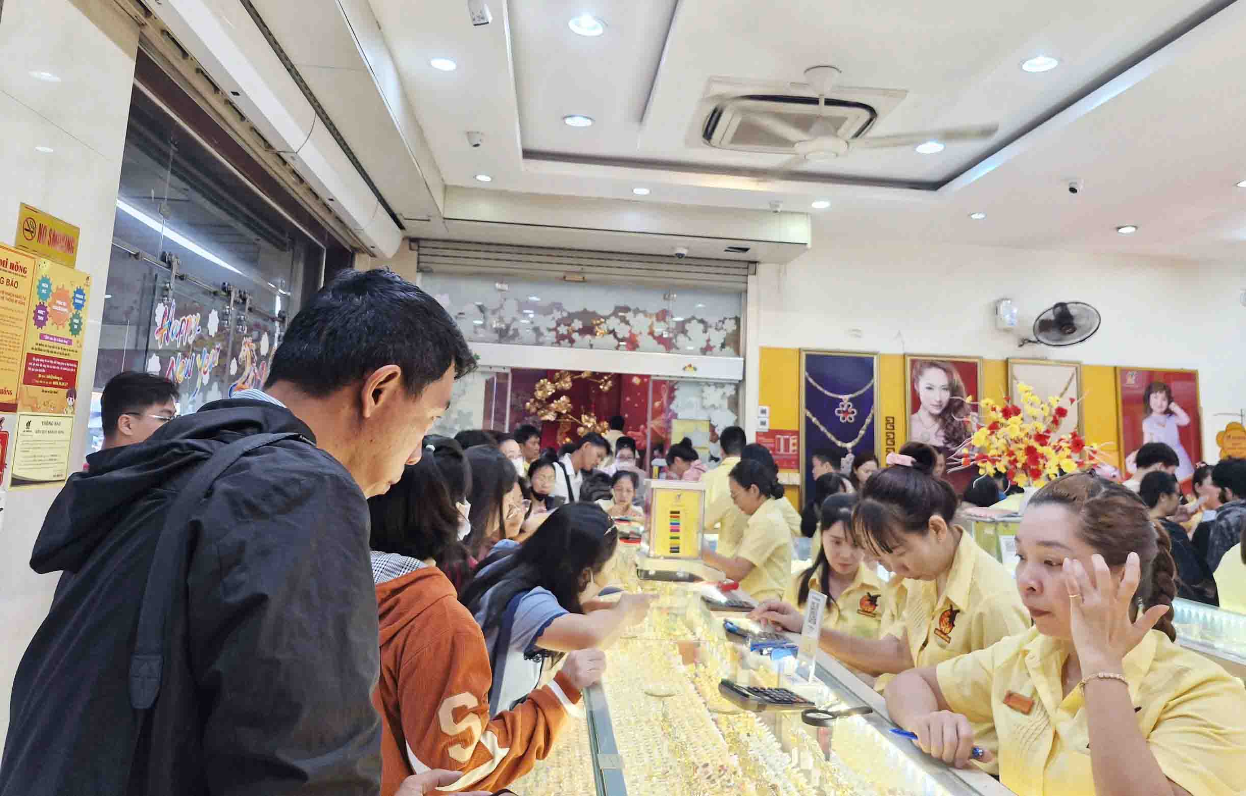 Nhiều khách hàng lựa chọn mua vàng nhẫn để tích trữ. Ảnh: Hạ Mây