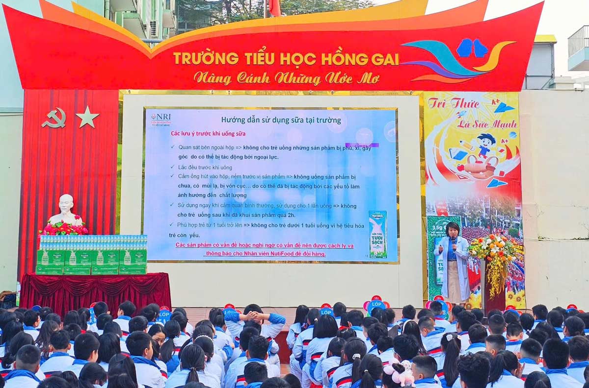 Deploying the school milk program at Hong Gai Elementary School, Quang Ninh province. Photo: Hong Gai Elementary School