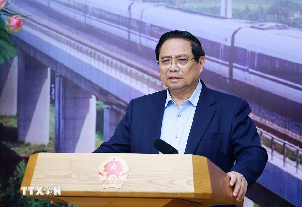 Prime Minister Pham Minh Chinh requests to innovate thinking to rise to autonomy in the railway industry. Photo: VNA