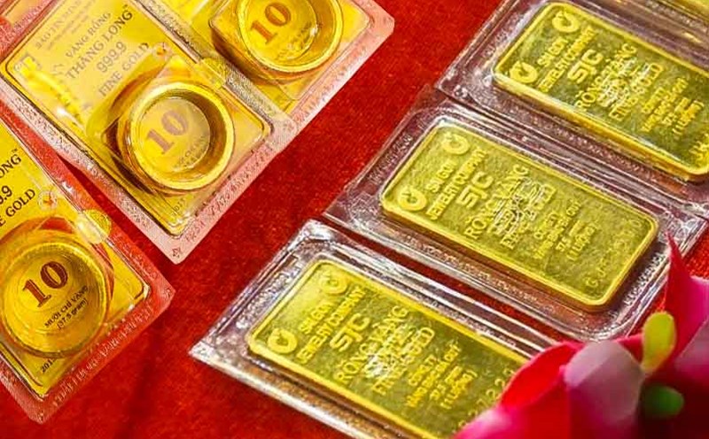 Domestic plain gold rings and SJC gold bars fell sharply in today's trading session. Photo: Khuong Duy