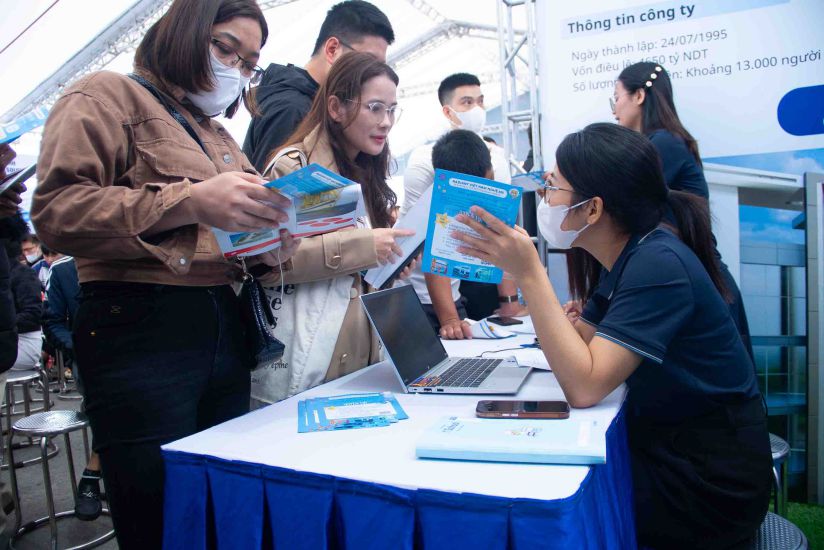 Workers learn about recruitment information and exchange directly with business representatives at the 1st Job Fair in 2026 at VSIP Nghe An Industrial Park. Photo: Duy Chuong