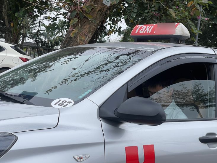 Taxi drivers expect support policies when Hanoi converts 100% of gasoline taxis to electric taxis. Photo: Hoai Anh
