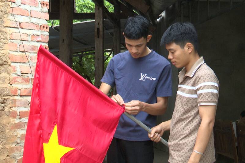 Hai anh em ruột Vì Thao Trường và Vì Thanh Quyền, bản Mung, xã Sông Mã, tỉnh Sơn La phụ giúp gia đình trước khi nhập ngũ. Ảnh: Trung tâm DVTH xã Sông Mã.