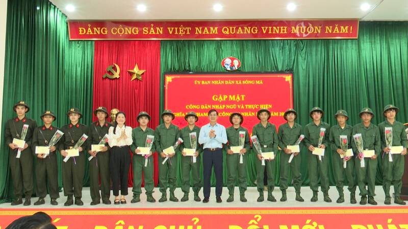 Hai anh em ruột  Vì Thanh Quyền (đứng số 1 trừ trái sang) và Vì Thao Trường ( đứng số 8 từ trái sang) nhận quyết định gọi công dân nhập ngũ năm 2026. Ảnh: Trung tâm DVTH xã Sông Mã.