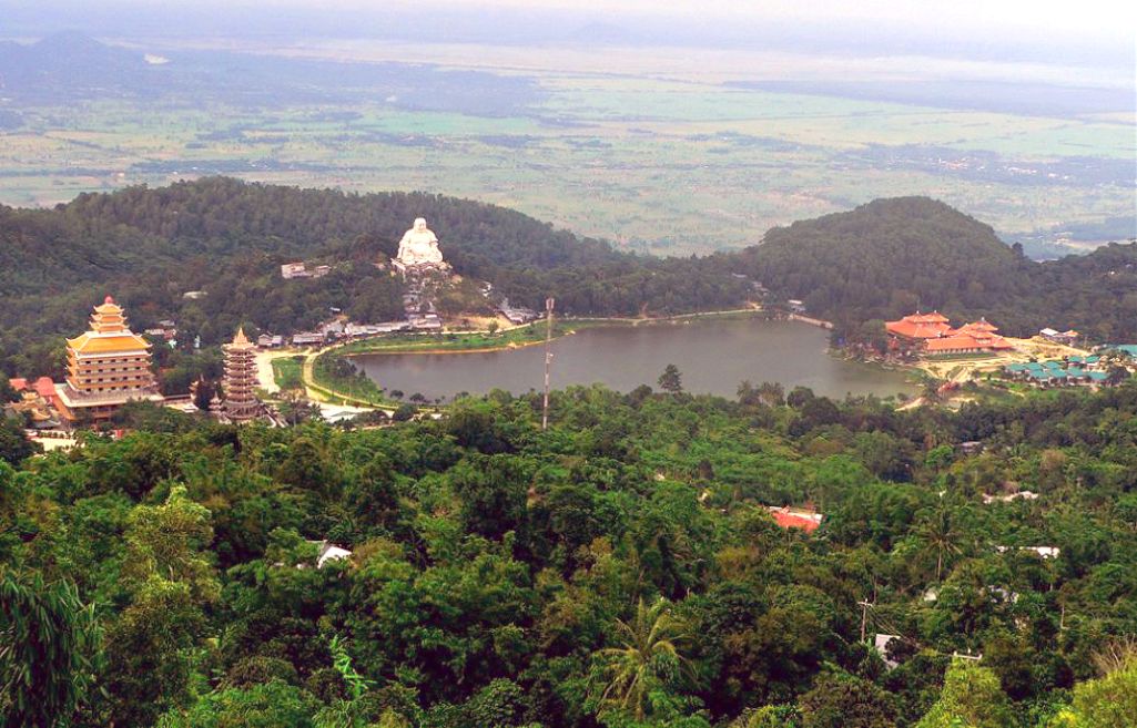 Hồ Thủy Liêm, khu vực tổ chức Lễ hội Hoa đăng Thiên Cấm sơn. Ảnh: Thanh Mai