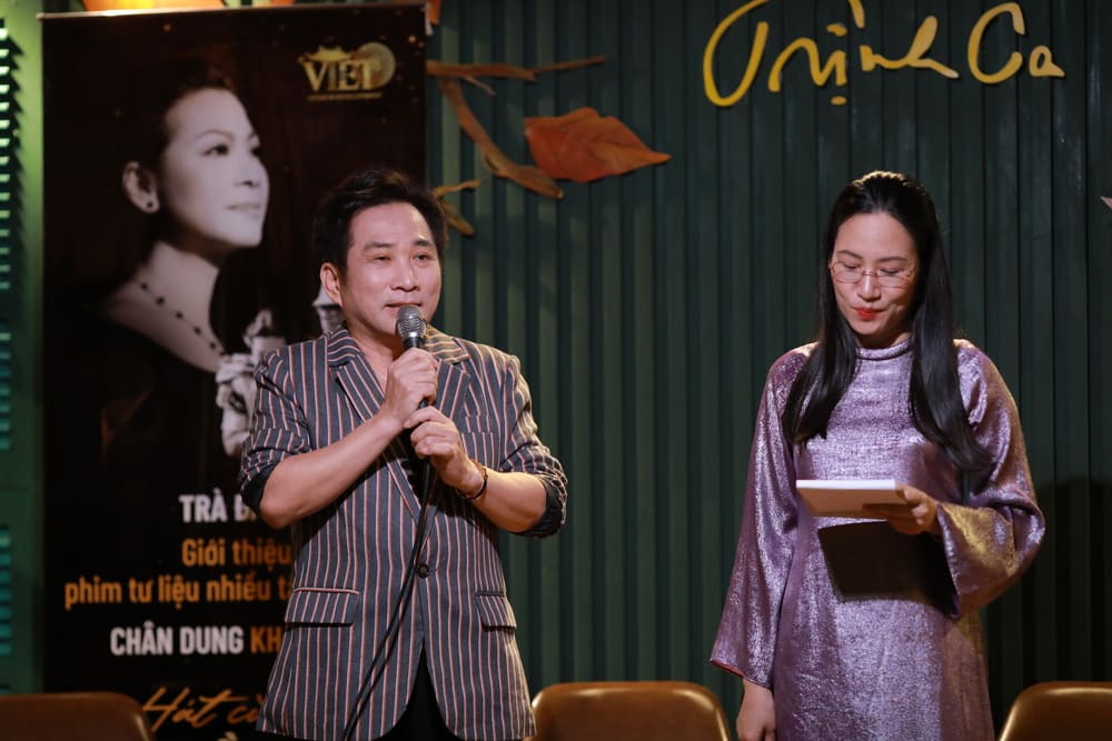 Doanh nhân - ca sĩ Quang Thành cho biết, cuốn sách dành cho những ai từng yêu dòng nhạc Trịnh Công Sơn và tiếng hát Khánh Ly và cho cả những ai muốn hiểu vì sao họ trở thành huyền thoại, là “định mệnh vĩnh viễn thương yêu nhau” và là ký ức của thời đại. Ảnh: Lương Duy Tiến