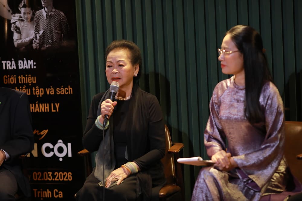 Nữ danh ca có những chia sẻ nhiều xúc động về cuộc đời, về cuốn sách “Hát cùng nguồn cội - chân dung Khánh Ly“. Ảnh: Lương Duy Tiến