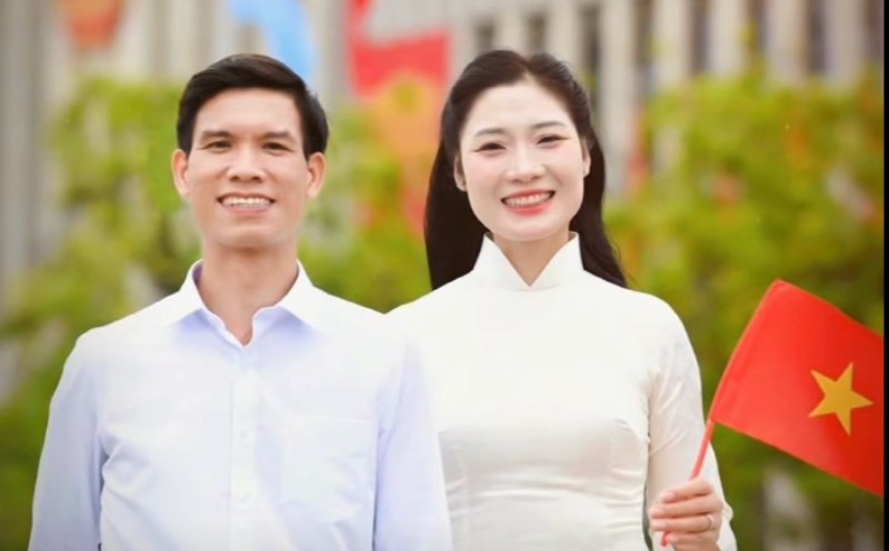 Former volleyball beauty queen Pham Thi Yen and her husband Dang Duc Chung always accompany each other in life and work. Photo: NVCC