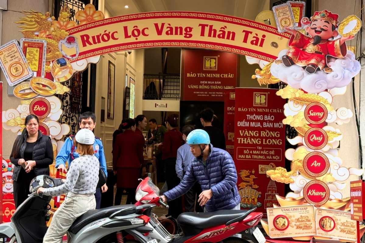 Tấp nập người dân đến mua vàng tại phố Mai Hắc Đế sáng ngày 3.3, bất chấp giá vàng đang tăng cao. Ảnh: Lệ Hà