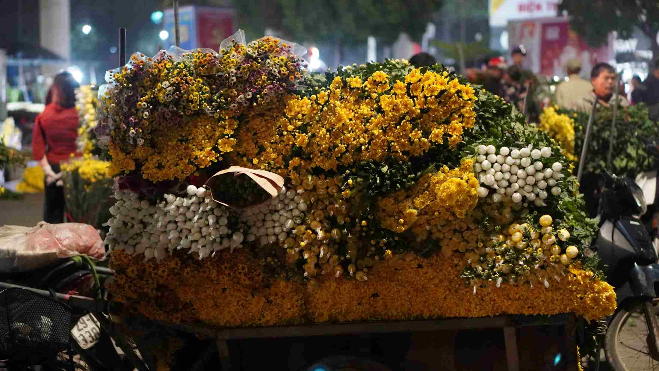 Hoa cúc vàng rực được xếp thành từng bó nhỏ, sẵn sàng phục vụ nhu cầu thắp hương đêm Rằm. Ảnh: Minh Vũ