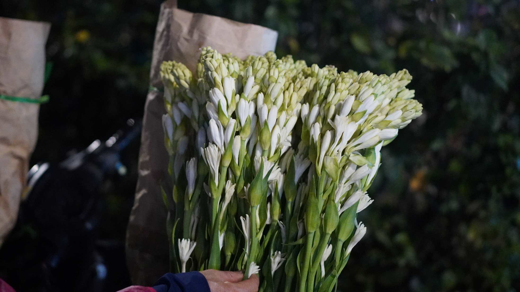 Hoa huệ trắng muốt tỏa hương thơm thanh khiết giữa không gian chợ Rằm. Ảnh: Minh Vũ